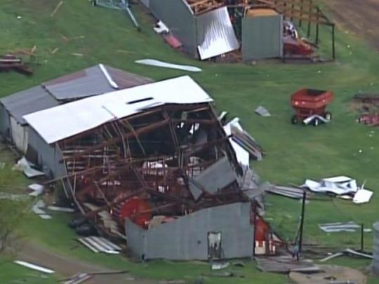 По меньшей мере два человека погибли и десятки ранены в результате торнадо, обрушившихся на США