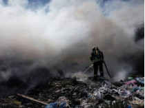 Возле Киева возник крупный пожар на мусорном полигоне