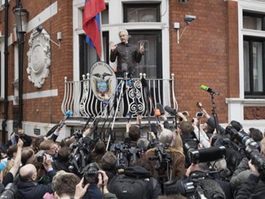 Джулиан Ассанж на балконе посольства