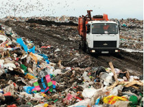 Львовский мусор пытались закопать в селе под Киевом (фото)