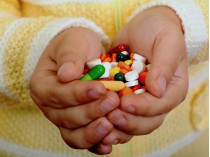 Лекарства в руке ребенка