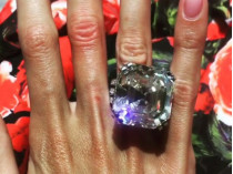 Жена российского бизнесмена похвасталась в соцсети подарком мужа — кольцом с бриллиантом в 70 каратов (фото)