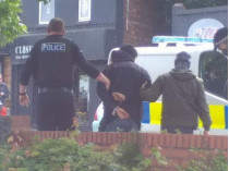 Полицейские ведут арестованного
