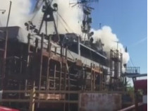 В Николаеве на судостроительном заводе горело судно ВМС Украины (видео)