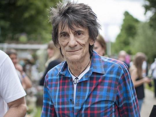 Гитарист Rolling Stones Ронни Вуд перенес операцию на легком