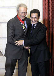 Николя саркози вручил американскому актеру клинту иствуду орден почетного легиона