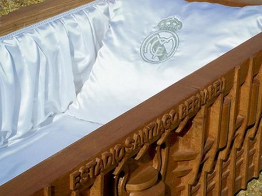 В Испании для фанатов «Реала» и «Барселоны» начали производить гробы (фото)