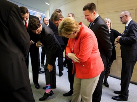 Меркель разглядывает носки Трюдо