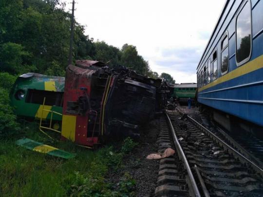 Завершена эвакуация пассажиров сошедшего с рельсов поезда «Киев-Каменец-Подольский» (фото)