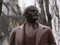 Голова киевского памятника Ленину превратилась в объект искусства (фото)