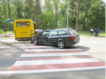 В Киеве автомобиль протаранил маршрутку с людьми 