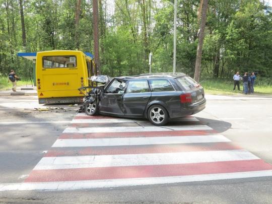 В Киеве автомобиль протаранил маршрутку с людьми 