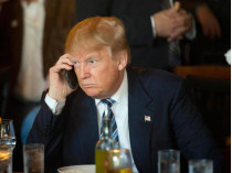 Трамп говорит по телефону