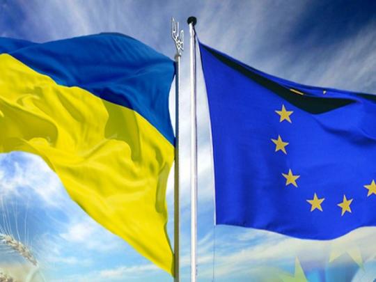 Флаги ЕС и Украины
