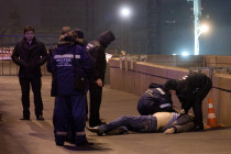 Осмотр тела убитого Немцова