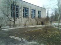 На обстрелянной террористами школе в Попасной появился мурал «Качели» (фото)