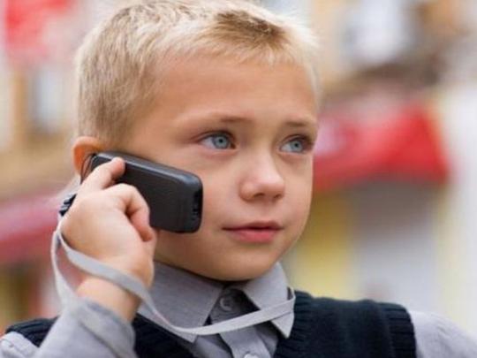 Ребенок с телефоном