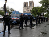 Полиция дежурит возле собора Парижской Богоматери