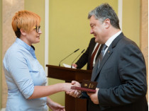 Петр Порошенко вручает награду журналистке