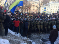 Полиция не позволяет митингующим установить палатку перед Администрацией Президента (видео)
