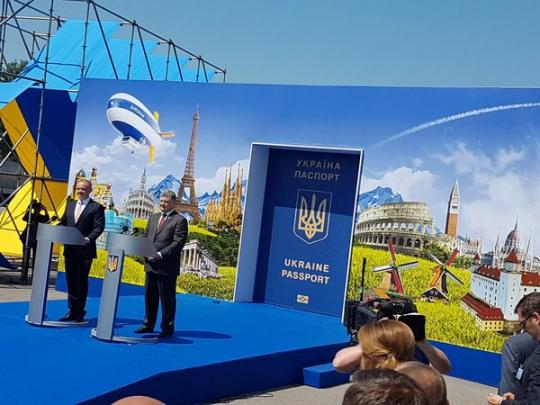 Порошенко на Закарпатье открыл символические двери в ЕС