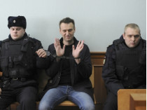 Алексей Навальный в наручниках