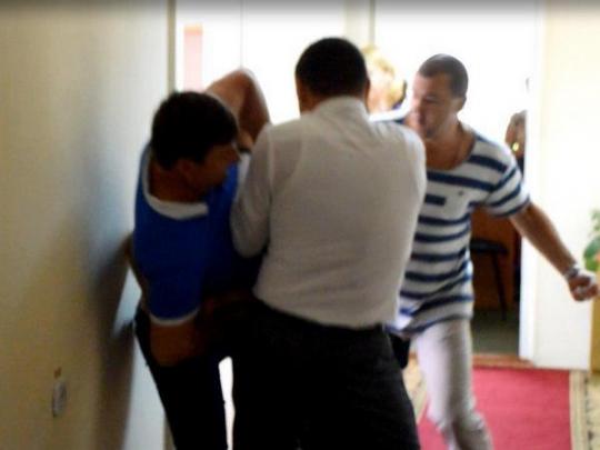 В Николаеве два подравшихся из-за школьного автобуса депутата облсовета помирились, а боксер находится под следствием (видео)