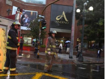 Пожарные возле торгового центра