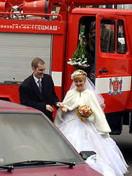 «увидев пожарную машину перед домом невесты, мы испугались. Успокоились, только когда заметили улыбающиеся лица друзей и несколько направленных на нас видеокамер», -