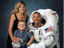 У находящегося сейчас на орбите американского астронавта рэнди бресника, который год назад усыновил украинского мальчика, родилась дочь