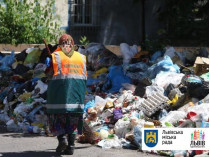 Из Львова вывезли первые 270 тонн мусора