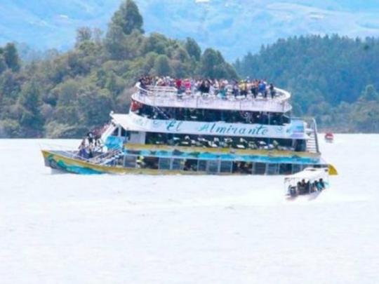 В Колумбии ушло под воду судно с туристами (видео)