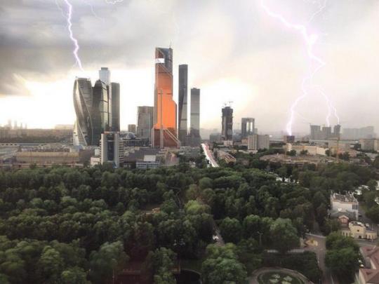 На Москву обрушился страшный ураган, есть жертвы (фото, видео)