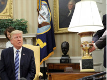 Лампа на столе у президента США