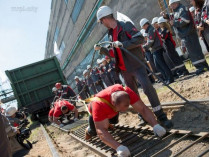 На Донетчине силачи установили мировой рекорд, протянув на три метра железнодорожный состав весом в 1000 тонн (фото, видео)