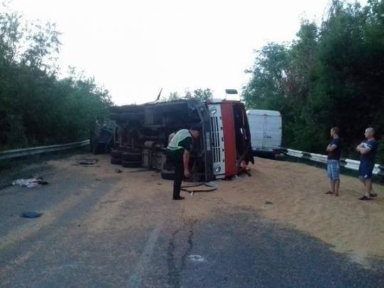 На Николаевщине «гонки» четырех грузовиков привели к масштабной аварии со смертельным исходом (фото)