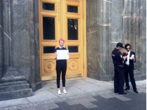 В России задержали протестующих, стоявших с чистыми листами бумаги