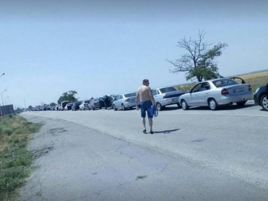 На границе с Крымом растет очередь из автомобилей