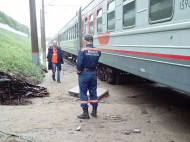 В Новосибирске поток нечистот снес с рельсов пассажирский поезд (фото) 