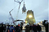 Чтобы водрузить на постамент 80-тонную скульптуру «рабочий и колхозница», москвичам пришлось арендовать подъемный кран в финляндии