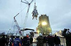 Чтобы водрузить на постамент 80-тонную скульптуру «рабочий и колхозница», москвичам пришлось арендовать подъемный кран в финляндии