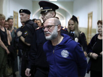 Экс-директору «Гоголь-центра» суд продлил арест