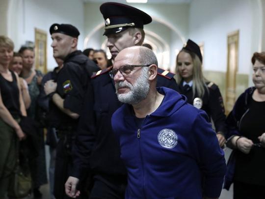 Экс-директору «Гоголь-центра» суд продлил арест