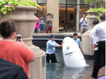 В Вашингтоне упал в фонтан&#133; 136-килограммовый робот-охранник крупного офиса 
