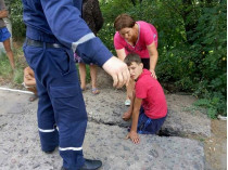 На Николаевщине спасатели освободили подростка из «капкана» бетонных плит 