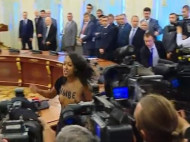 Активистка "FEMEN", оголившая грудь перед Порошенко и Лукашенко, задержана за хулиганство (видео)