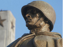 Польские общественники восстановили советский памятник в Дзялдово