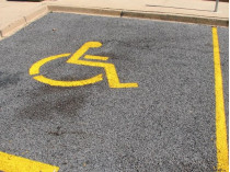 За парковку на местах для инвалидов введены штрафы до 1700 грн