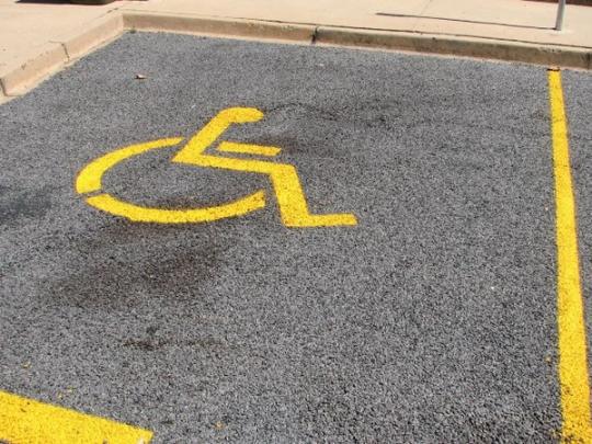 За парковку на местах для инвалидов введены штрафы до 1700 грн