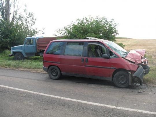 На Николаевщине при выезде из курортной зоны в ДТП пострадала женщина с тремя детьми (фото)